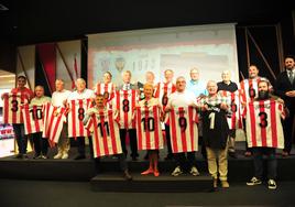 Los campñeones de la Copa de 1973 posan con las camisetas recibidas en el homenaje.