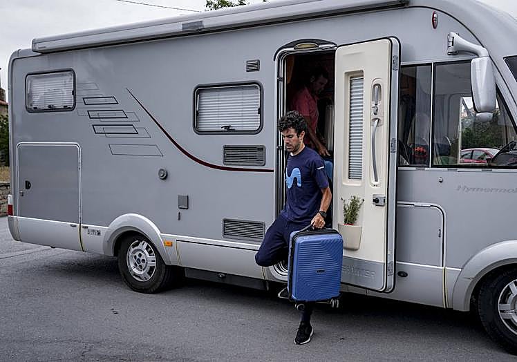 Imagen principal - El cuartel general del Movistar en Vitoria: «Enric Mas puede bajar en chanclas y coger tomates de la huerta»