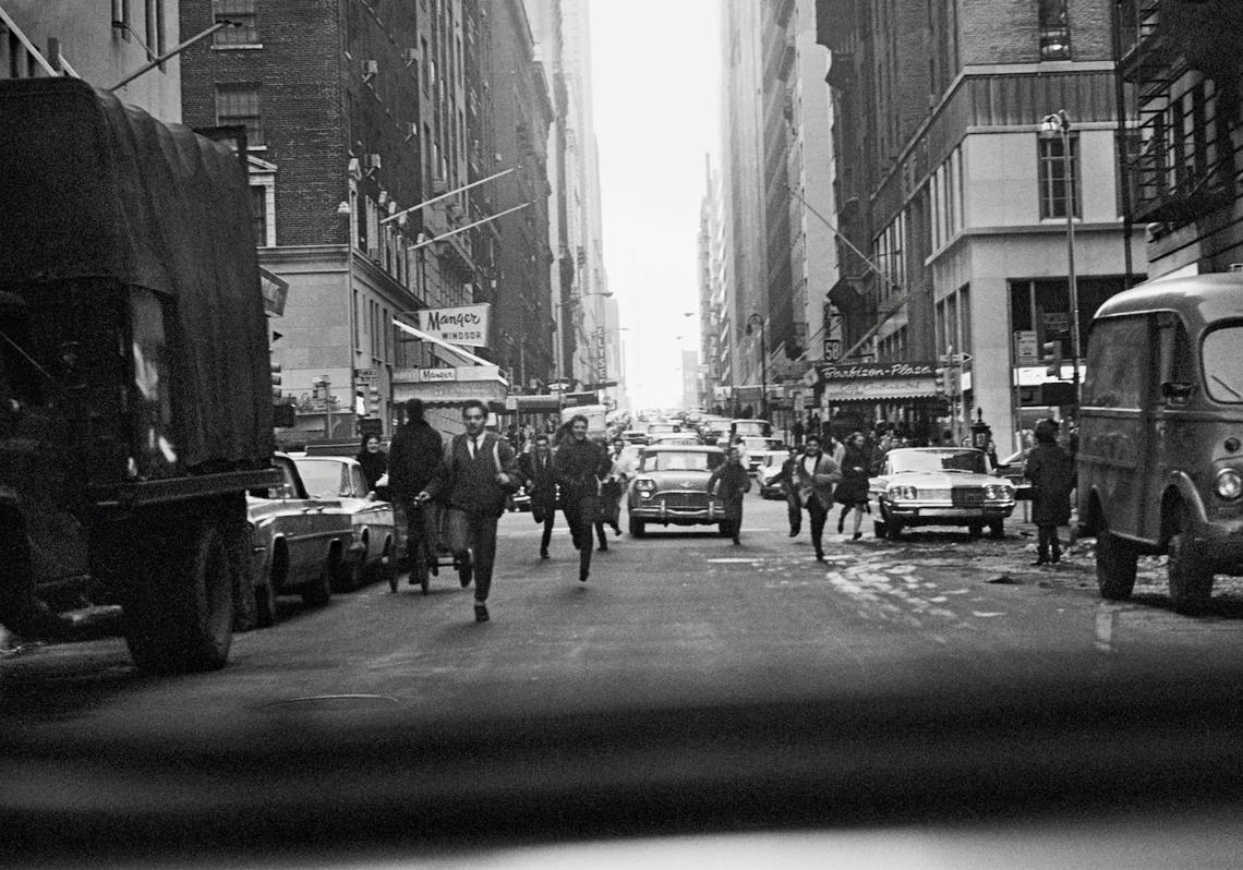 Imagen - Los fans persiguen el coche de los Beatles en la 58 Oeste con la Avenida de las Americas, en Nueva York.