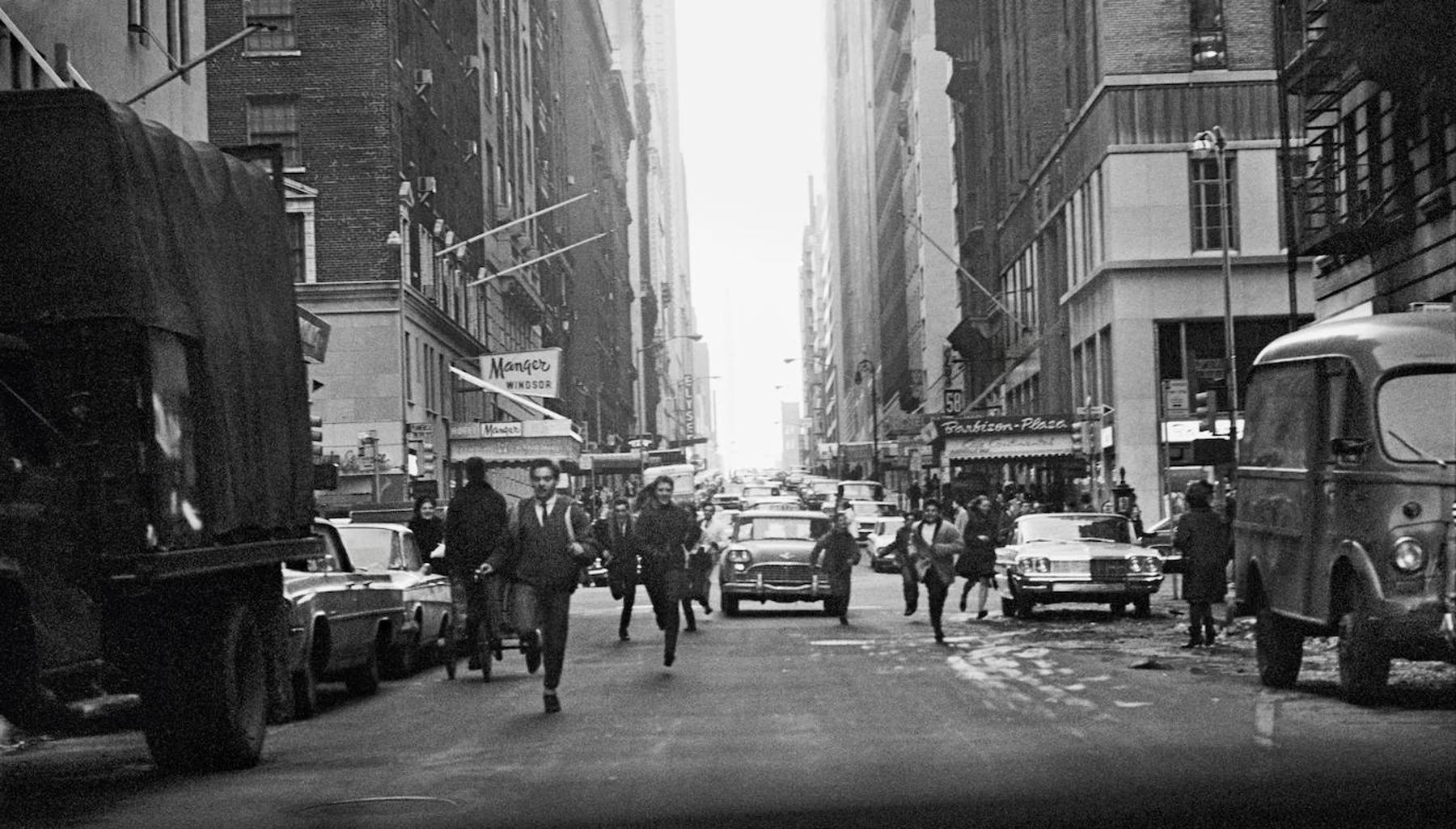 Imagen - Los fans persiguen el coche de los Beatles en la 58 Oeste con la Avenida de las Americas, en Nueva York.