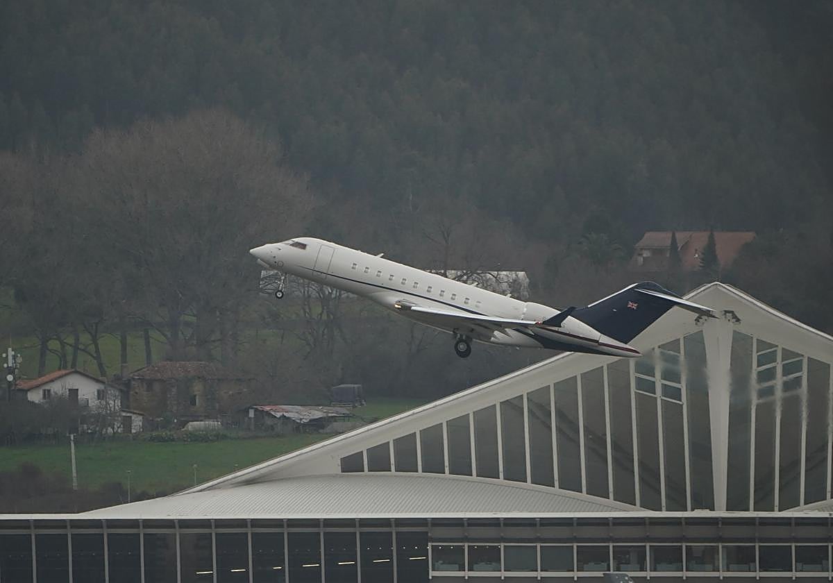 Un avión despega de Loiu.