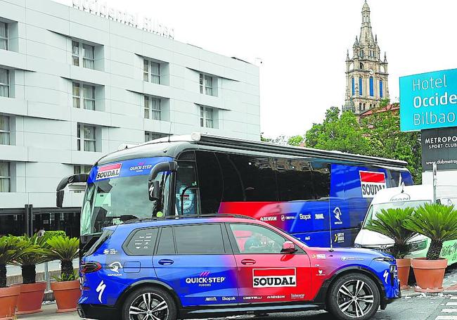 Los vehículos de algunos equipos se han hecho visibles ya en algunos hoteles de Bilbao.