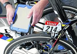 Control. Un comisario de la UCI utiliza una tableta magnética que detecta motores.