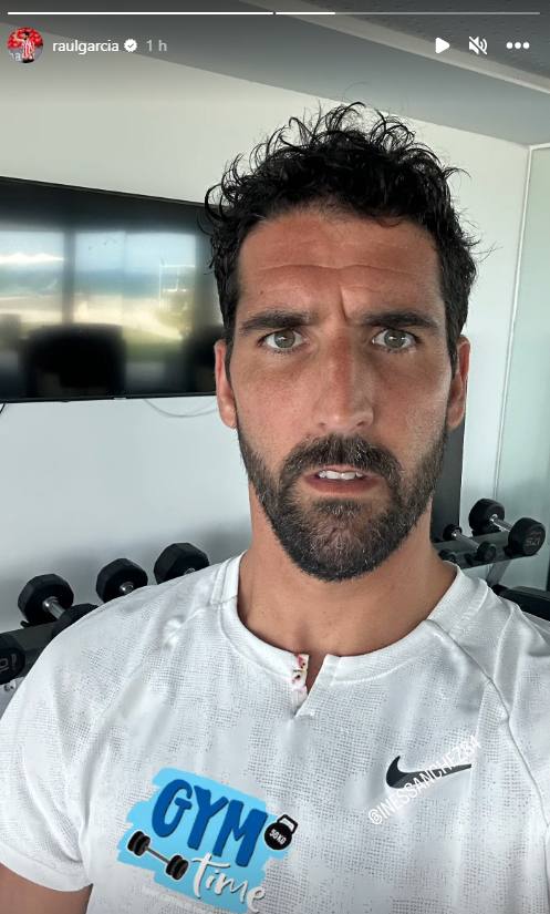 (28/06/23) Mientras resuelve su futuro, Raúl García no para en sus vacaciones. Sesión de gimnasio desde su retiro en la playa de San Juan, Alicante, donde descansa con su familia.