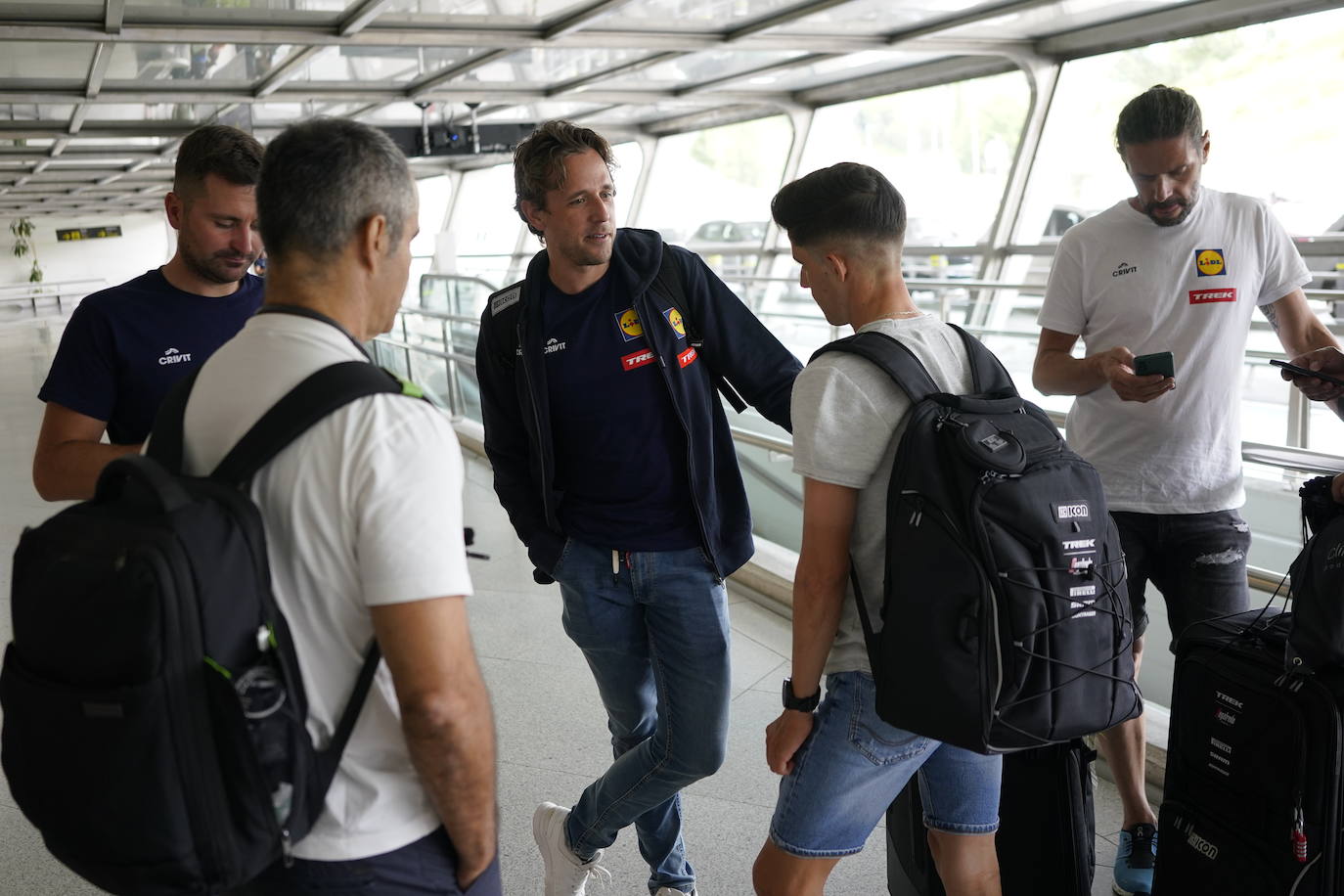 El sevillano juan Pedro López (Lidl Trek) a su llegada al aeropuerto de Loiu junto a otros componentes de su equipo.