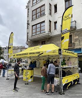 Imagen secundaria 2 - El Tour abre &#039;tienda&#039; en Vitoria: maillots, culotes, muñecos y otros productos a la venta