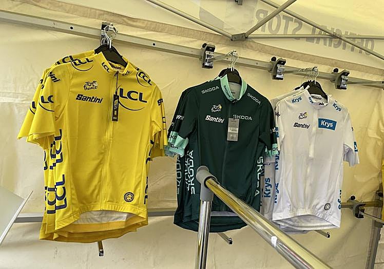 Imagen principal - El Tour abre &#039;tienda&#039; en Vitoria: maillots, culotes, muñecos y otros productos a la venta