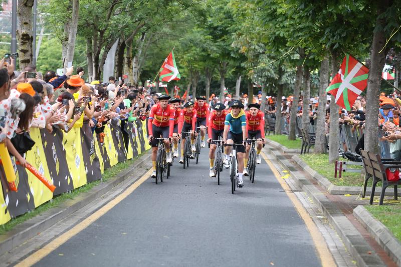 Bilbao descorcha la fiesta del Tour con la presentacion de equipos