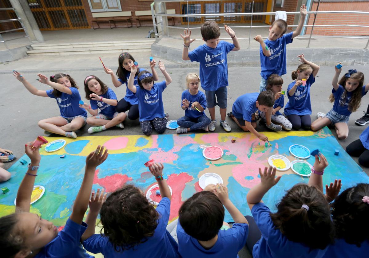 Un grupo de niños disfrutan de las colonias de Basauri.