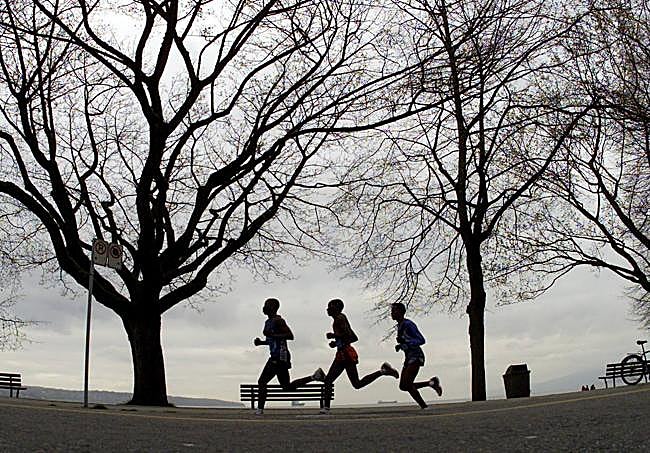 Running bajo los árboles en Vancouver (Canadá).