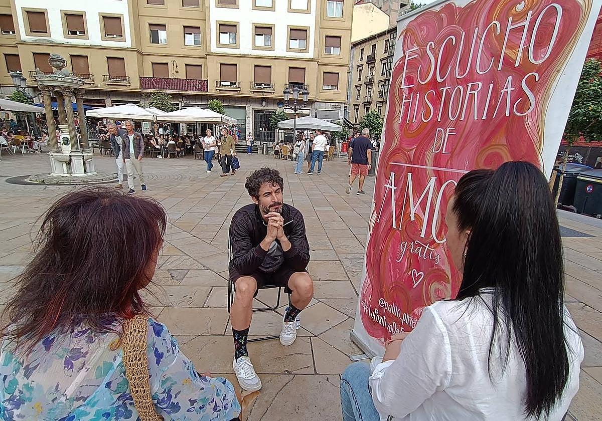 Pablo Piñeiro escucha el relato de una mujer, acompañada de una amiga, en la plaza de Unamuno.
