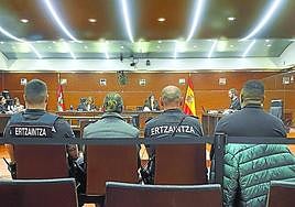 Los dos procesados, ayer en la Audiencia Provincial de Álava.