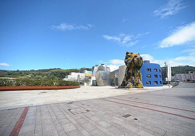 El Puppy junto al Guggenheim.