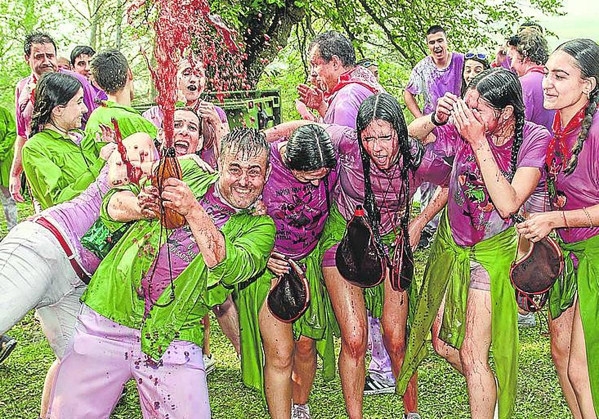 Miles de personas tiñeron sus camisetas blancas en vino, un año más.
