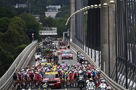 La salida neutralizada en Brest, durante el arranque del Tour 2021.