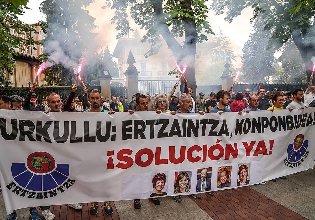 Los agentes han intensificado sus reivindicaciones en las últimas semanas con concentraciones frente al Parlamento vasco.