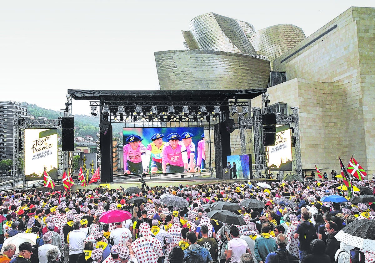 Los aficionados se congregaron masivamente para aclamar a los ciclistas en el escenario situado junto al Guggenheim.