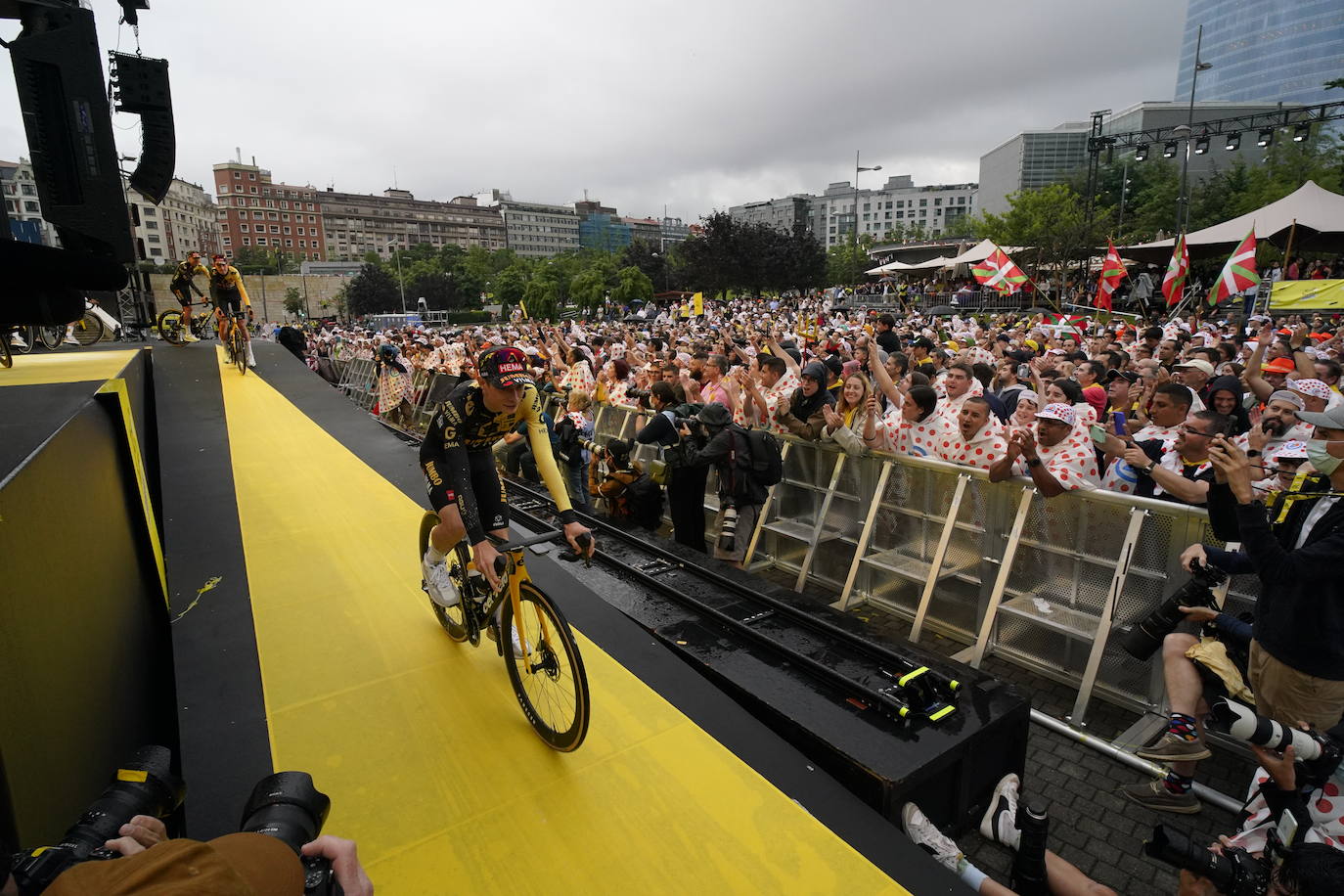 Bilbao descorcha la fiesta del Tour con la presentacion de equipos