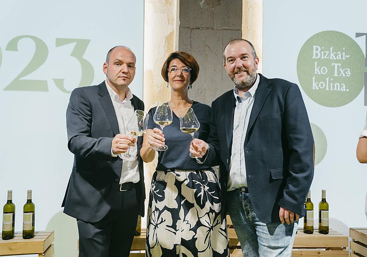 Unai Urquijo de la Escuela Superior de Hostelería de Bilbao, Arantza Álvarez de la Escuela de Galdakaoy Antonio Casares de la Escuela de Leioa brindan con los nuevos txakolis.