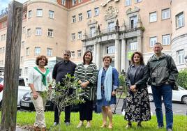 Los miembros de la comisión, junto al olivo frente al Seminario de Derio.