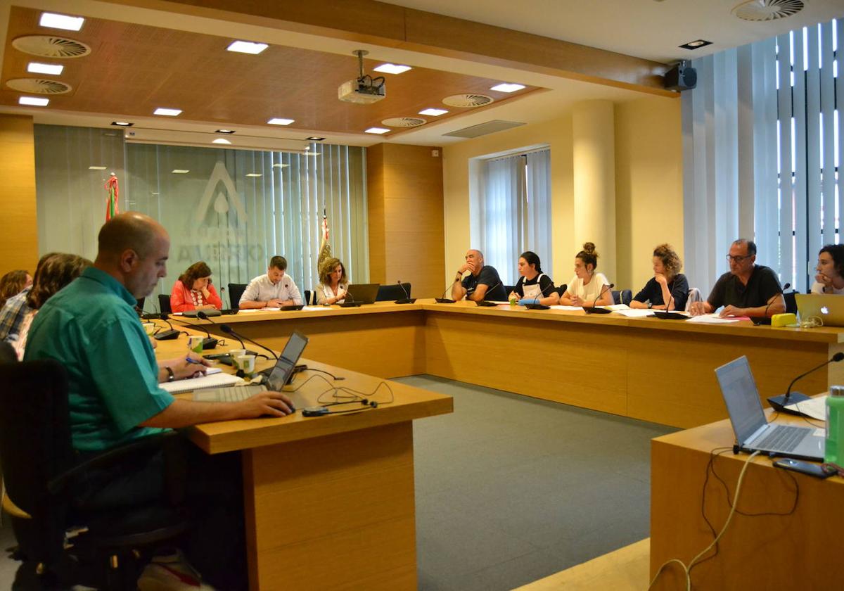 El debate durante el pleno se centró en las retribuciones a los cargos del equipo de gobierno.