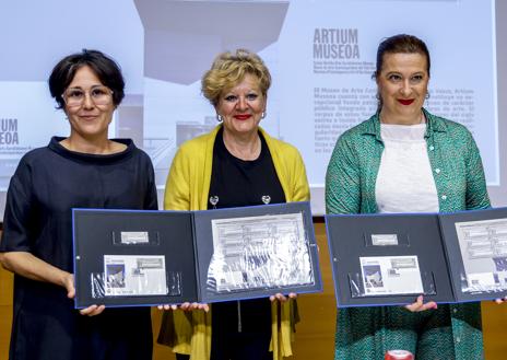 Imagen secundaria 1 - Beatriz Herráez, directora de Artium Museoa; Leire Díez, directora de Filatelia de Correos, y Ana del Val, diputada de Cultura. 