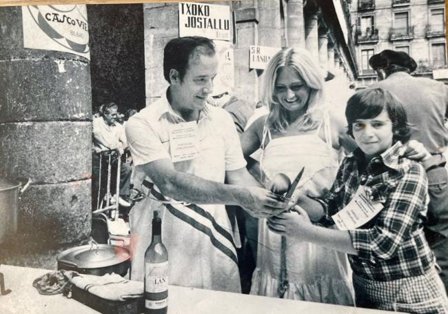 Un joven Joseba Lezama en la Plaza Nueva de Bilbao recibiendo los cubiertos de Pedro, el padre, campeón de concursos populares de bacalao.