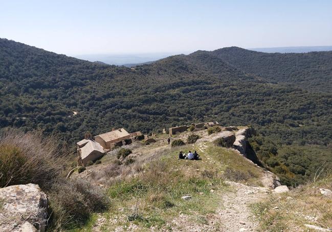 Senderistas descansan en lo alto del despoblado de Peña, Navarra.