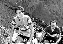 Esfuerzo. Bahamontes tira de Charly Gaul en uno de los puertos del Tour.