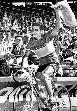 Imagen - Ganador. 'El Águila de Toledo' dando la vuelta al Parque de los Príncipes en París tras imponerse en la ronda gala.