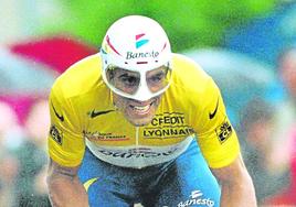 De amarillo. Miguel Induráin, durante el prólogo en Hertogenbosch del Tour de 1996.