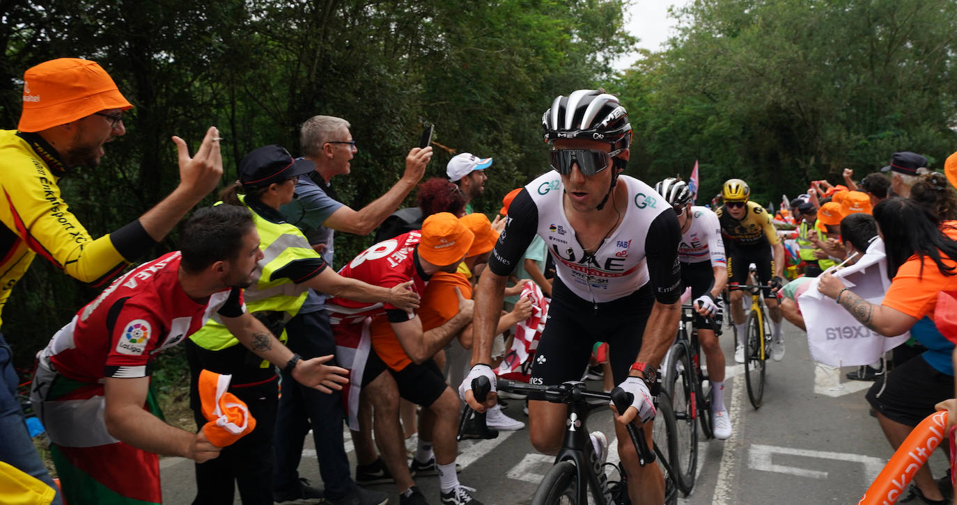 Locura en Pike Bidea al paso de los ciclistas.