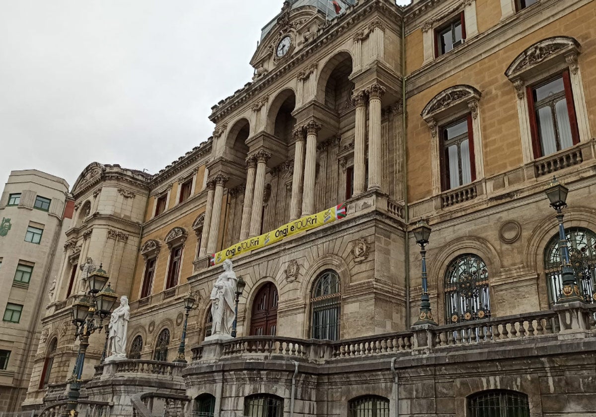 Una pancarta con 'Ongi eTOURri' cuelga del balcón del Ayuntamiento de Bilbao.