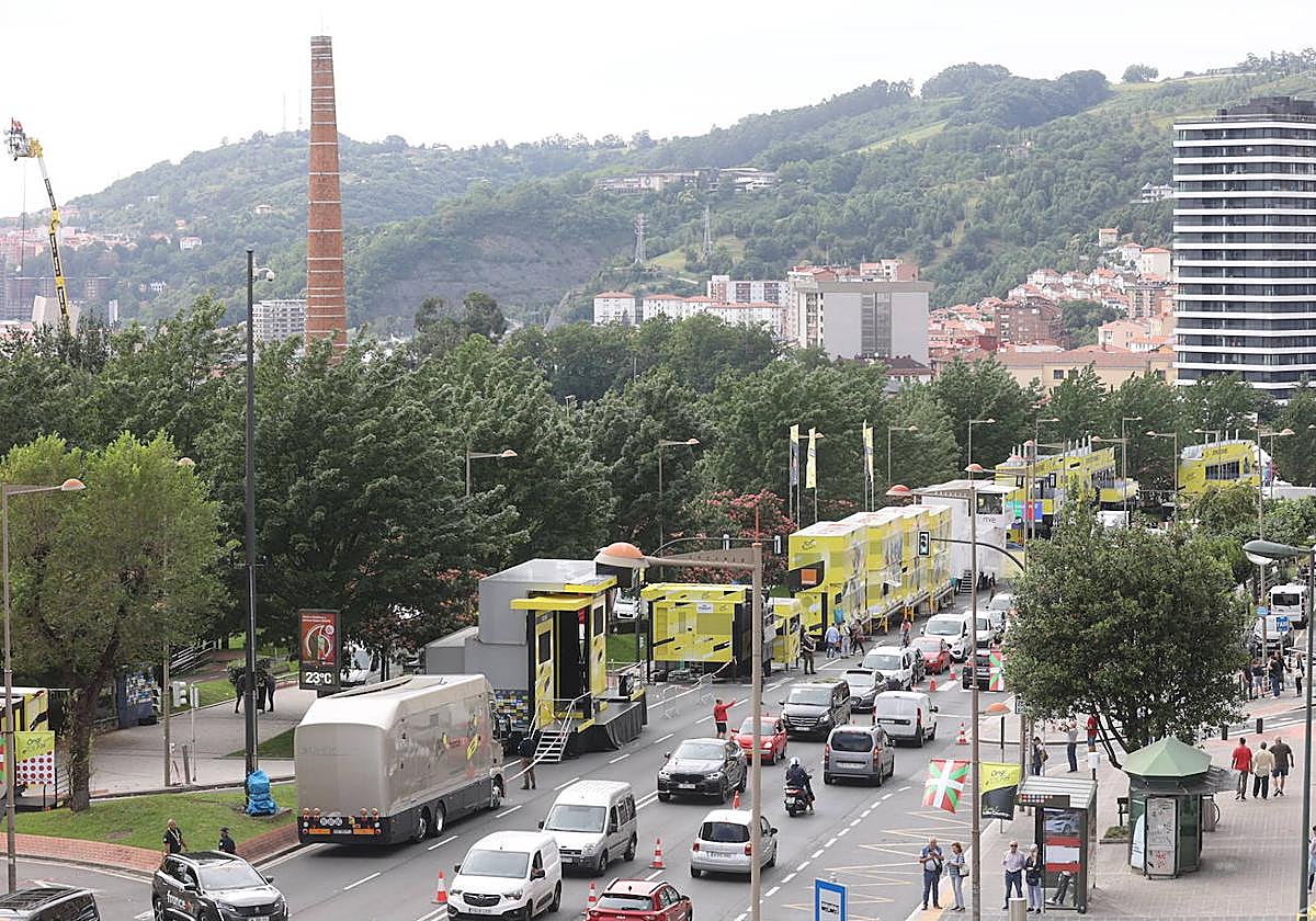 Los preparativos de la meta en la avenida Zumalakarregi.