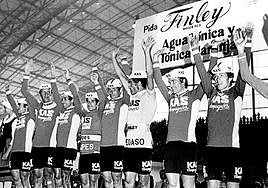 Escuadra histórica. Los componentes del KAS celebran una victoria en la Vuelta a España de 1976.