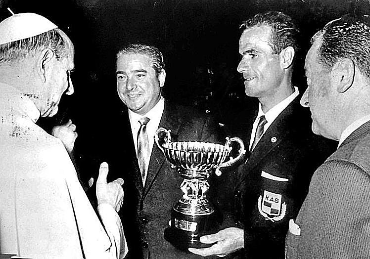 Luis Knörr Elorza, en el centro, con Pablo VI en el Vaticano.