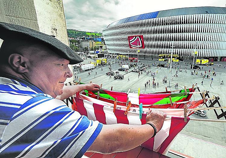 Un vecino de Luis Briñas engalana su fachada ante la explanada de San Mamés, de donde saldrá hoy el pelotón.