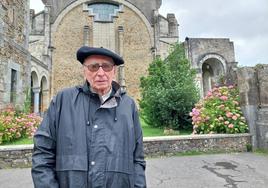 El sacerdote Antonio Madinabeitia posa frente al santuario de Urkiola, situado en el corazón del Parque Natural