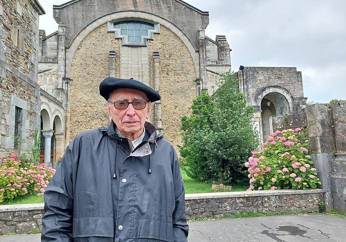 El sacerdote Antonio Madinabeitia posa frente al santuario de Urkiola, situado en el corazón del Parque Natural