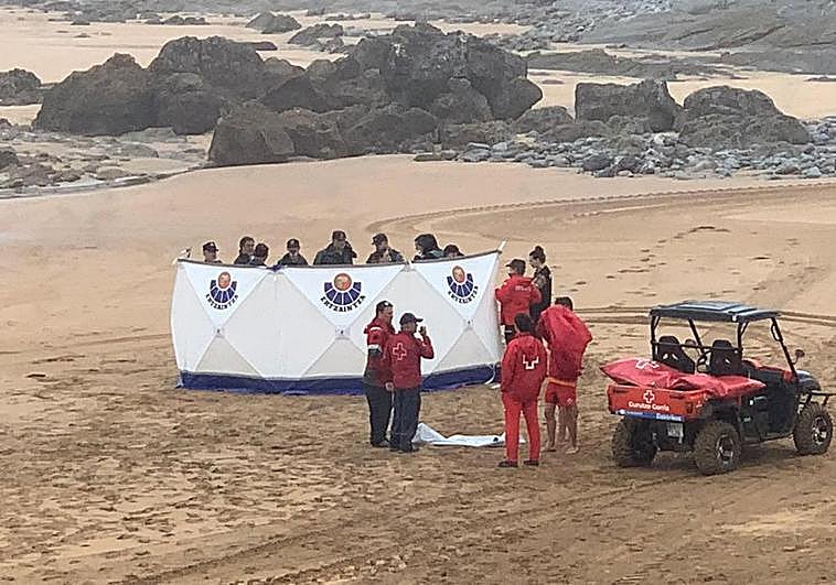 Los equipos de Salvamento tras el rescate de la víctima.
