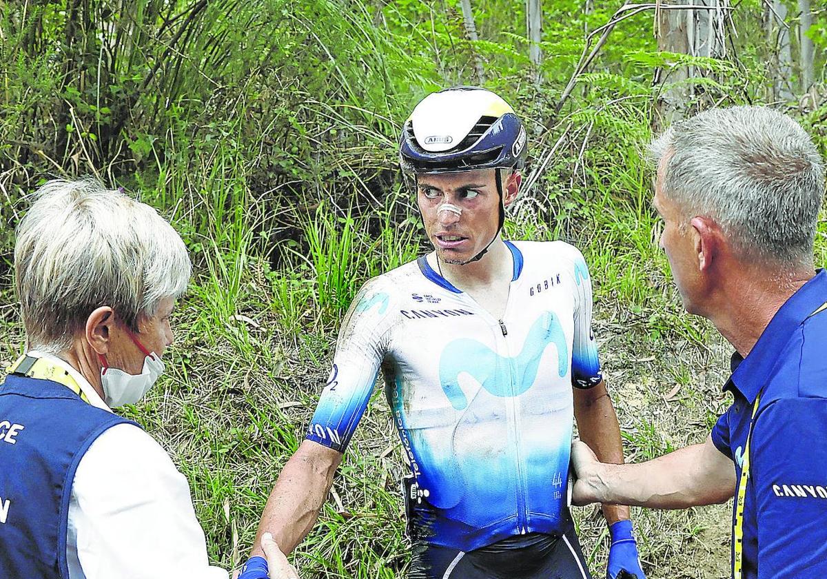 Enric Mas, con gesto contrariado y la mirada perdida, se somete al examen de uno de los médicos del Tour.