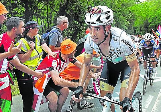 El alavés Mikel Landa exprime los pedales en Pike Bidea, abriéndose camino entre los cientos de aficionados, con Alaphilippe y Skjelmose pisándole los talones.