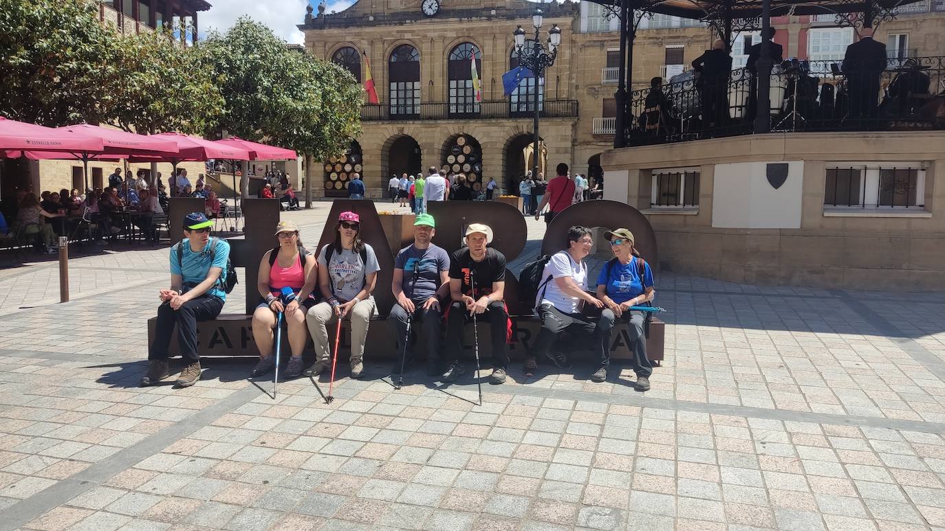 Peregrinos alaveses bajo la lluvia