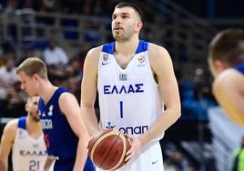 El nuevo alero del Baskonia se dispone a lanzar un tiro libre con la selección griega.