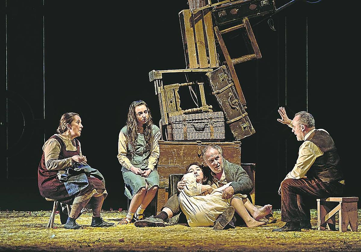 'Los santos inocentes' ha sido un éxito de crítica y público. En el Arriaga logró en enero con cuatro funciones una ocupación del 87%, algo poco habitual en teatro porque incluye butacas de visibilidad reducida. También ganó el premio Talía a mejor espectáculo teatral y Luis Bermejo, el de actor de reparto por su Azarías.