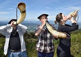 Parte hartzaileak Kolitzaren tontorrera igoko dira, 12.00etan adarrak jotzeko tradizioa beteteko asmoz.