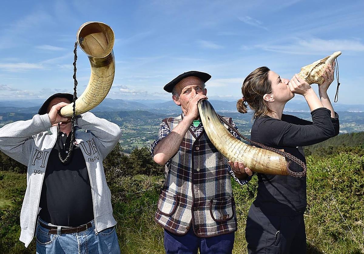 Parte hartzaileak Kolitzaren tontorrera igoko dira, 12.00etan adarrak jotzeko tradizioa beteteko asmoz.