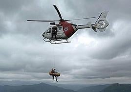 Rescatada en helicóptero una mujer accidentada cuando practicaba escalada en Egino