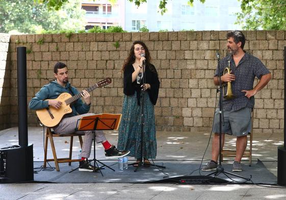 El concierto al mediodía ha funcionado como imán para muchos que paseaban por el centro de la ciudad este mediodía.