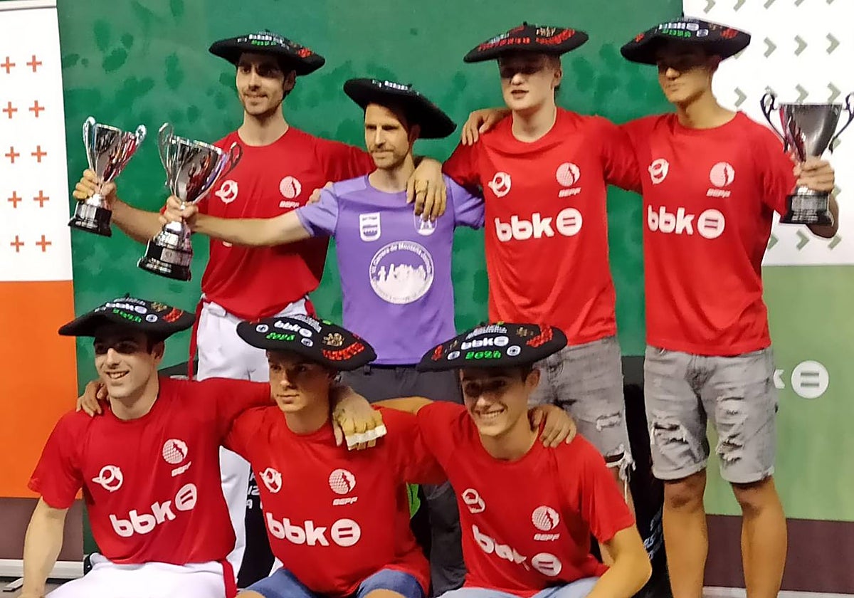 Los representantes de Markina, con las txapelas y los trofeos.